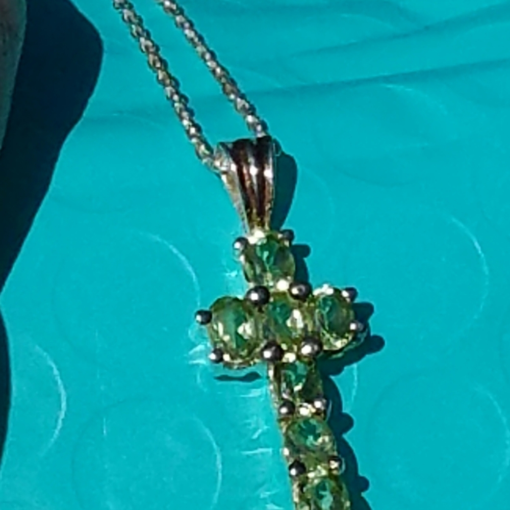 Natural Peridot cross Sterling silver with… - Picture 1 of 8
